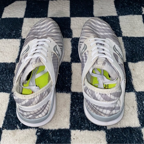 White and gray sneakers - Picture 2 of 8